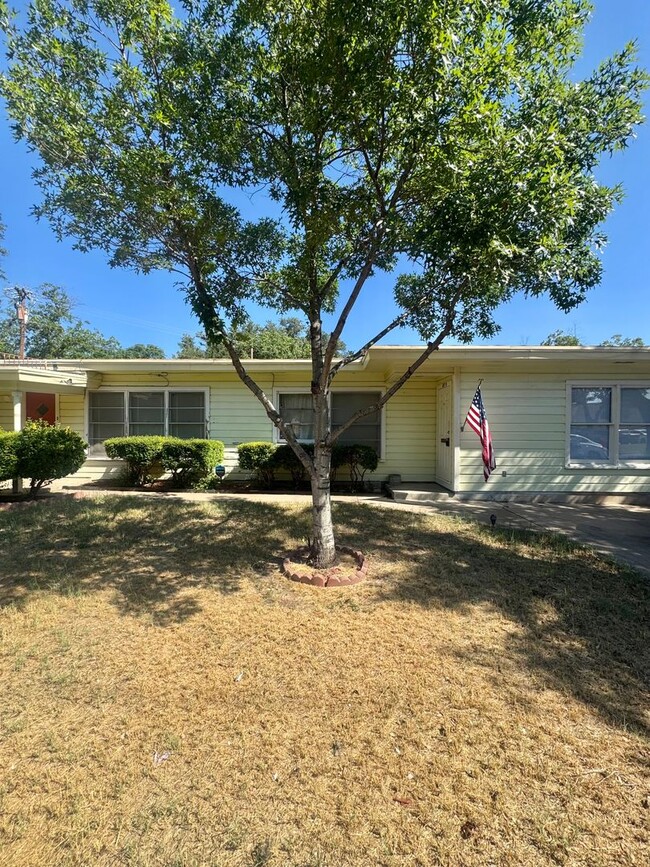 2528 W Ave N in San Angelo, TX - Building Photo - Building Photo