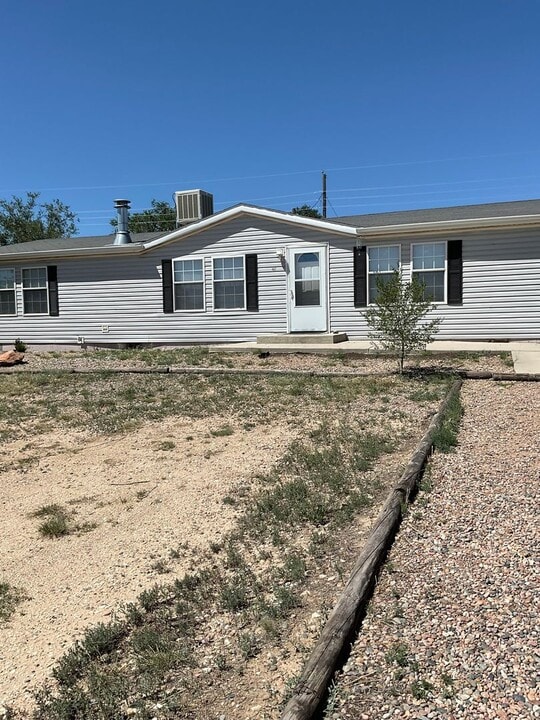 407 Illinois St in Penrose, CO - Building Photo