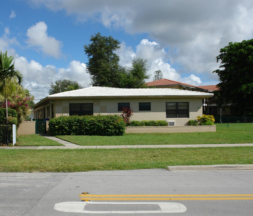 715 NE 92nd St in Miami, FL - Foto de edificio