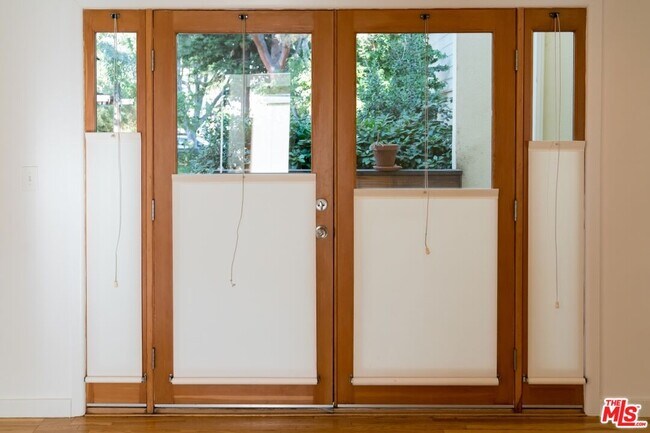 1223 N Crescent Heights Blvd in West Hollywood, CA - Building Photo - Building Photo