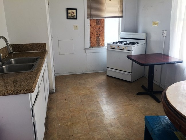 BEAUTIFUL DORMITORY STYLE HOUSING AVAILABLE in Los Angeles, CA - Foto de edificio - Building Photo