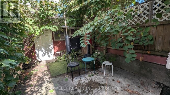 property at 662 Dundas St W