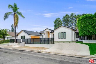16015 Valley Wood Rd in Los Angeles, CA - Building Photo - Building Photo