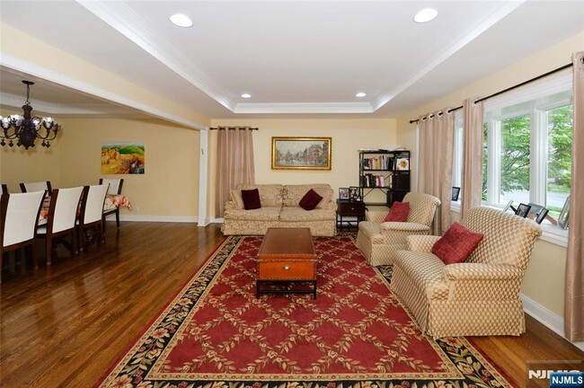 40-10 Terhune Pl in Fair Lawn, NJ - Building Photo - Building Photo