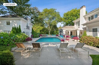 31 Terry Ct in Southampton, NY - Building Photo - Building Photo