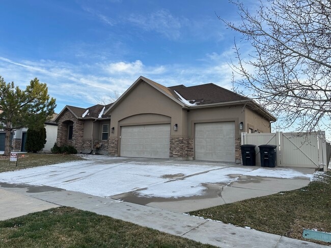 228 E Delgada Ln in Stansbury Park, UT - Foto de edificio - Building Photo