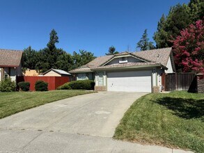 237 Sunridge Way in Vacaville, CA - Building Photo - Building Photo