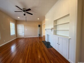 530 W Gramercy Pl in San Antonio, TX - Building Photo - Building Photo