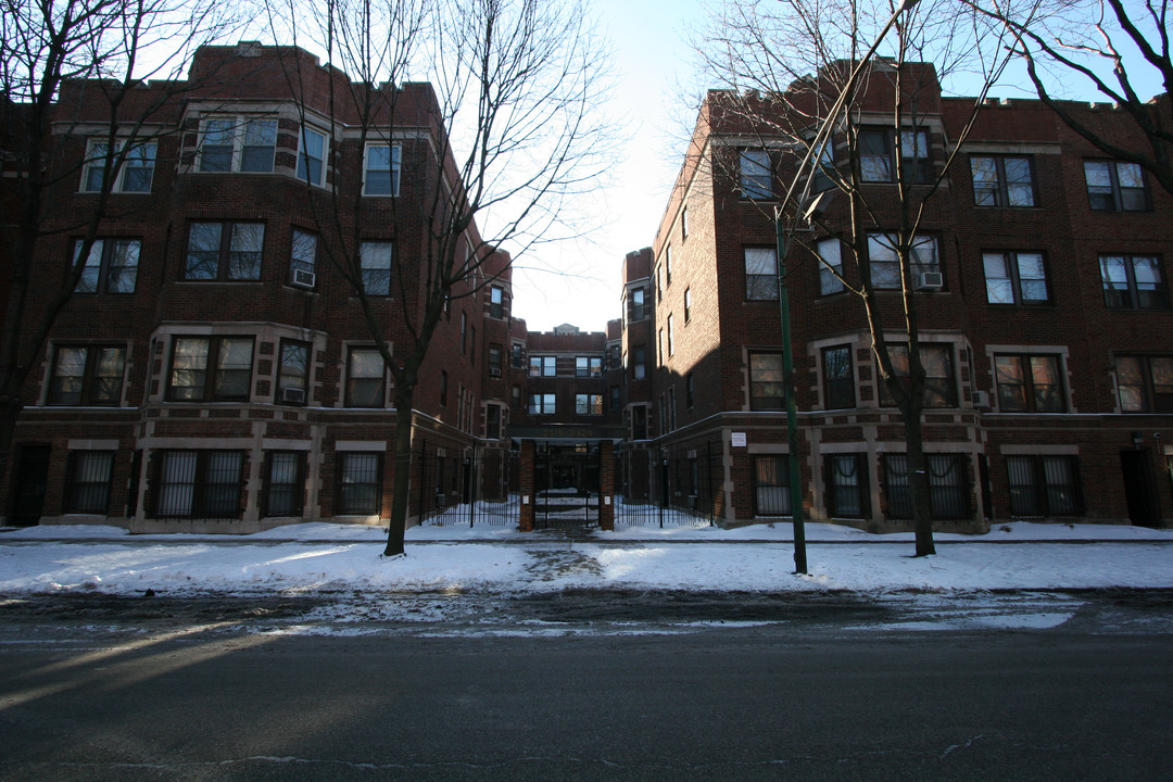 2315-2329 E 70th St in Chicago, IL - Building Photo