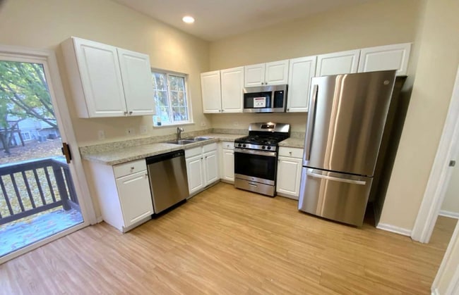 609 N Lyle Ave in Elgin, IL - Building Photo - Building Photo