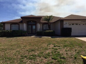 7691 Canterbury Cir in Lakeland, FL - Foto de edificio - Building Photo