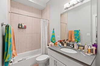 2354 N Elston Ave, Unit 3F in Chicago, IL - Foto de edificio - Building Photo