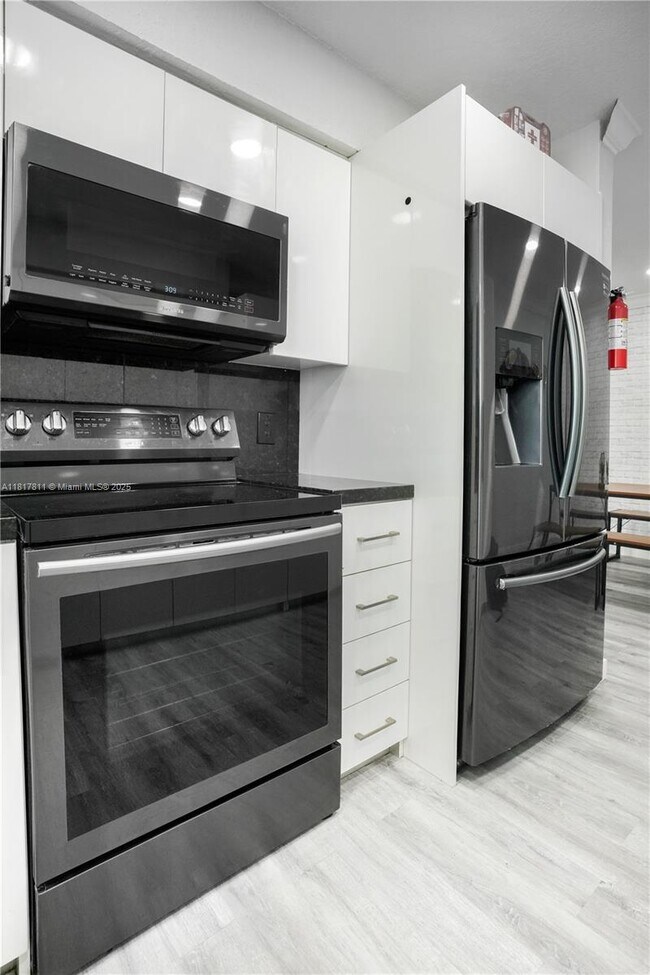 1647 NW 29th Ave in Miami, FL - Building Photo - Building Photo
