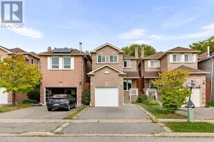 1333 Hazel McCleary Dr in Oakville, ON - Building Photo