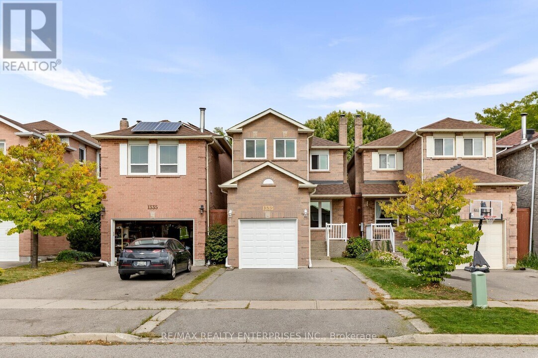 1333 Hazel McCleary Dr in Oakville, ON - Building Photo