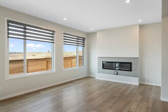 47 Royston Way NW in Calgary, AB - Building Photo - Building Photo