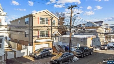 110 Redwood Ave in Paterson, NJ - Foto de edificio - Building Photo