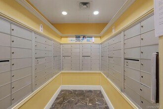 50 Merrick Ave in East Meadow, NY - Foto de edificio - Building Photo