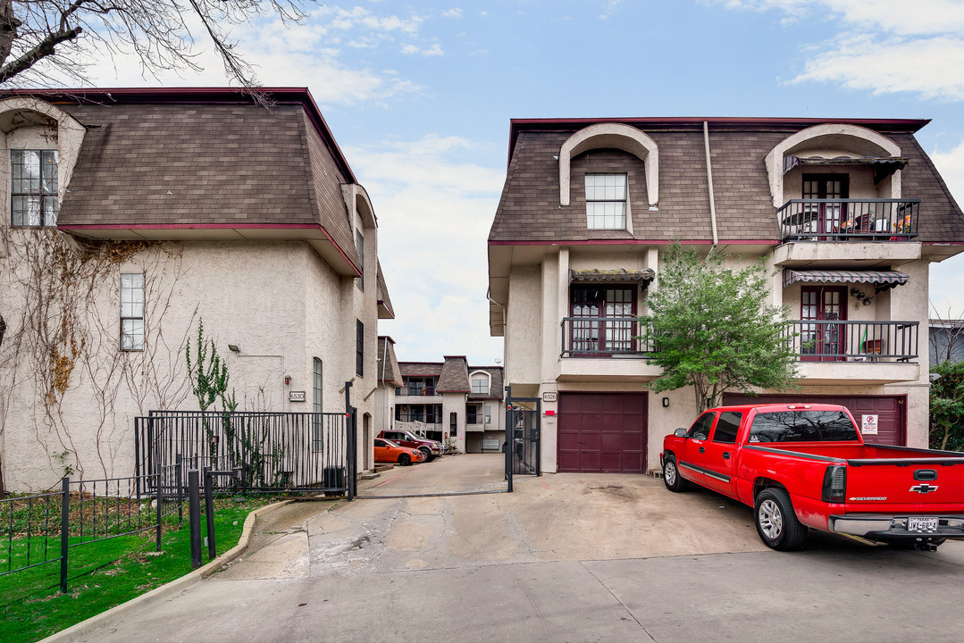 Trinity Court Condominiums in Dallas, TX - Foto de edificio