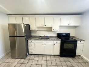 8 Bryon Rd, Unit 1 in Boston College, MA - Foto de edificio - Building Photo