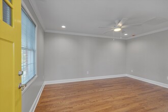 1008 Alma St, Unit B in Durham, NC - Foto de edificio - Building Photo