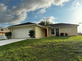 2732 NE 7th Pl in Cape Coral, FL - Building Photo