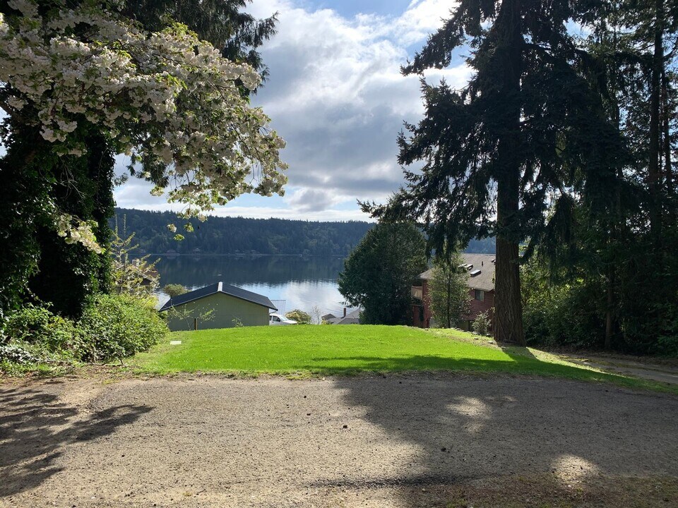 6056 Illahee Road NE in Bremerton, WA - Building Photo