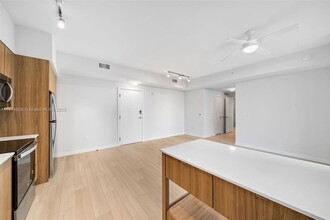 555 NE 8th St, Unit 0331 in Fort Lauderdale, FL - Building Photo - Building Photo