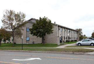 School View Square Apartments in Big Lake, MN - Foto de edificio - Building Photo