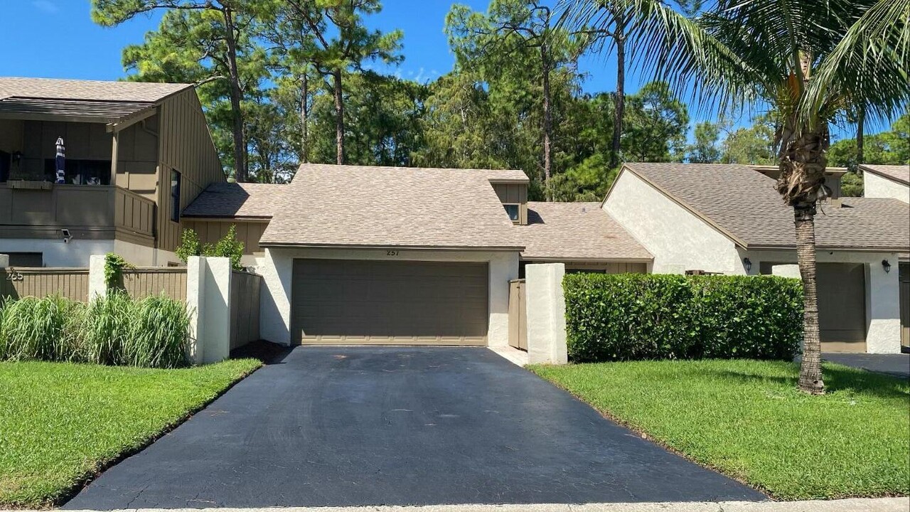 257 Pleasant Wood Dr in Wellington, FL - Building Photo