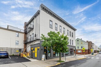 1076 Summit Ave in Jersey City, NJ - Building Photo - Building Photo