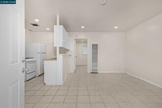 1926 Alcatraz Ave-Unit -3 in Berkeley, CA - Building Photo - Building Photo