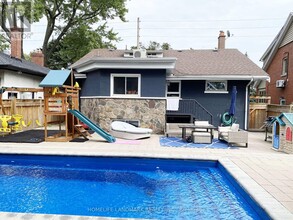 2600 Lake Shore Blvd W in Toronto, ON - Building Photo - Building Photo