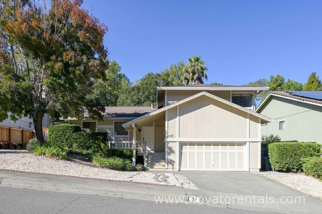 32 Spinosa Way in Novato, CA - Building Photo