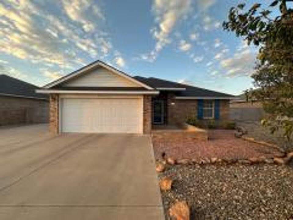 204 Carmel Dr in Clovis, NM - Building Photo