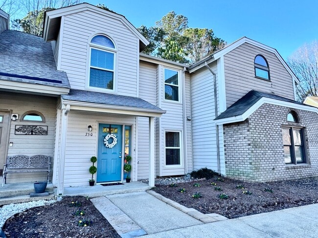 750 S Lake Cir in Chesapeake, VA - Building Photo - Building Photo