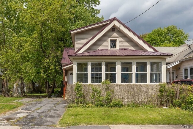 property at 122 Putnam St