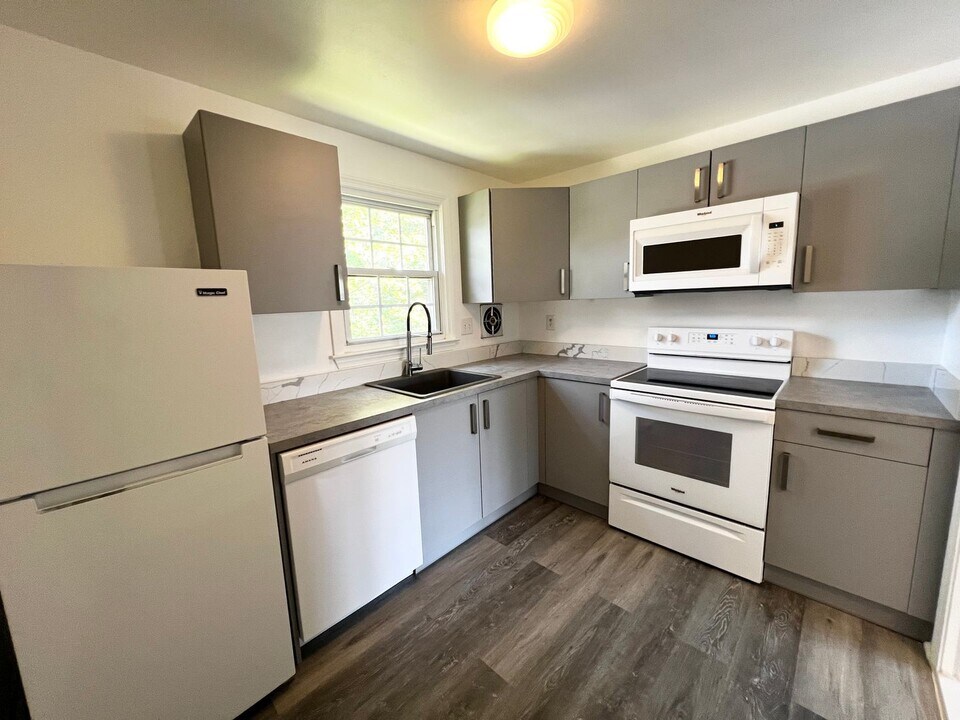 9 Grandview Dr in Farmington, CT - Building Photo