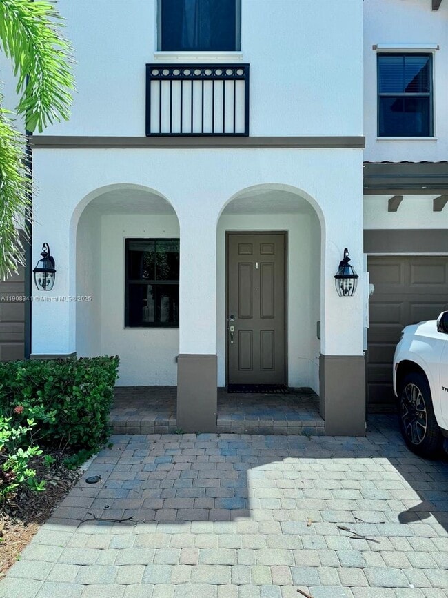 8871 NW 103rd Pl in Doral, FL - Building Photo - Building Photo