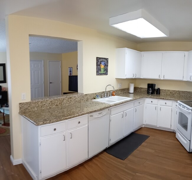 5151 Pioneer Ave, Unit Pioneer Condo in Las Vegas, NV - Building Photo - Building Photo