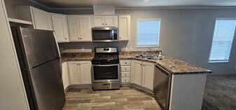 58 Tulip Ln in Belleville, MI - Building Photo