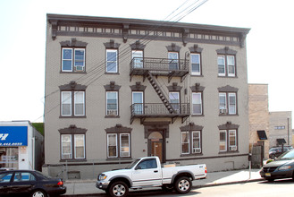 185 Fayette St in Perth Amboy, NJ - Building Photo - Building Photo