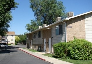 Bristle Pines Apartments in Salt Lake City, UT - Foto de edificio - Building Photo