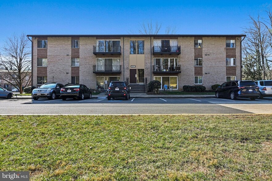 4106 Mangalore Dr, Unit 401 in Annandale, VA - Building Photo