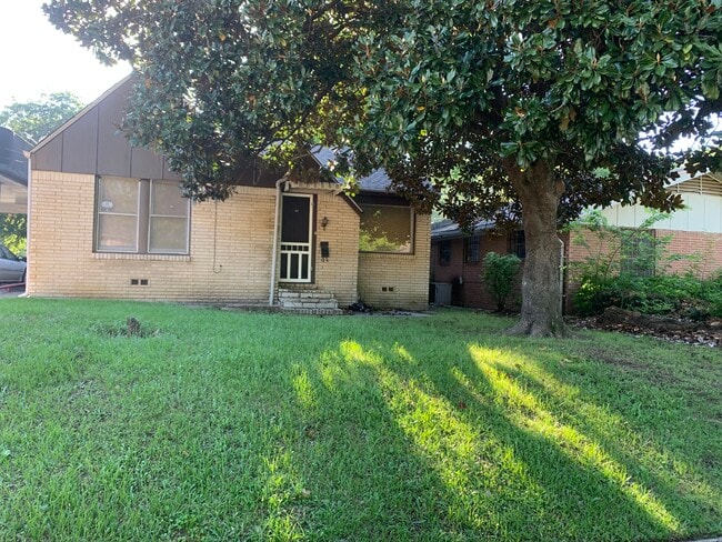 property at 2004 N Palace Ave