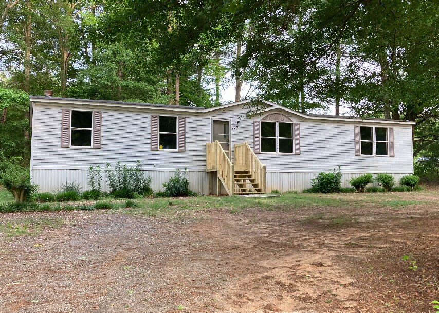 103 Wade Rd in Williamston, SC - Building Photo