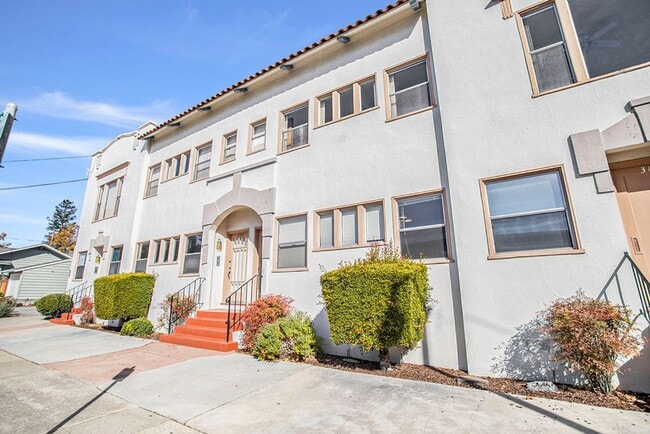 3117-3117 Santa Clara Ave in Alameda, CA - Building Photo - Building Photo