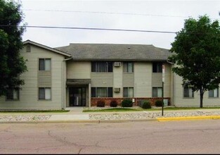 Douglas Pointe Apartments in Yankton, SD - Building Photo - Building Photo