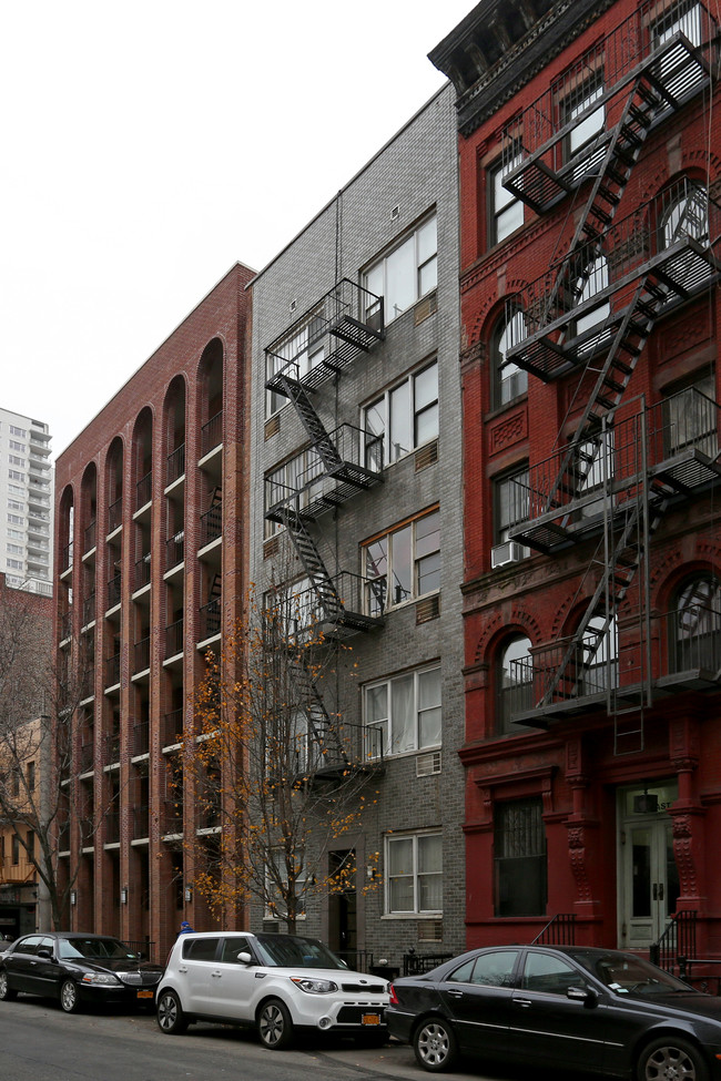 428 E 77th St in New York, NY - Foto de edificio - Building Photo