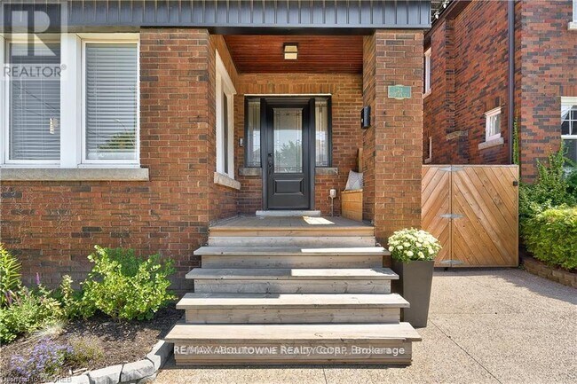23 Ottawa St S in Hamilton, ON - Building Photo - Building Photo